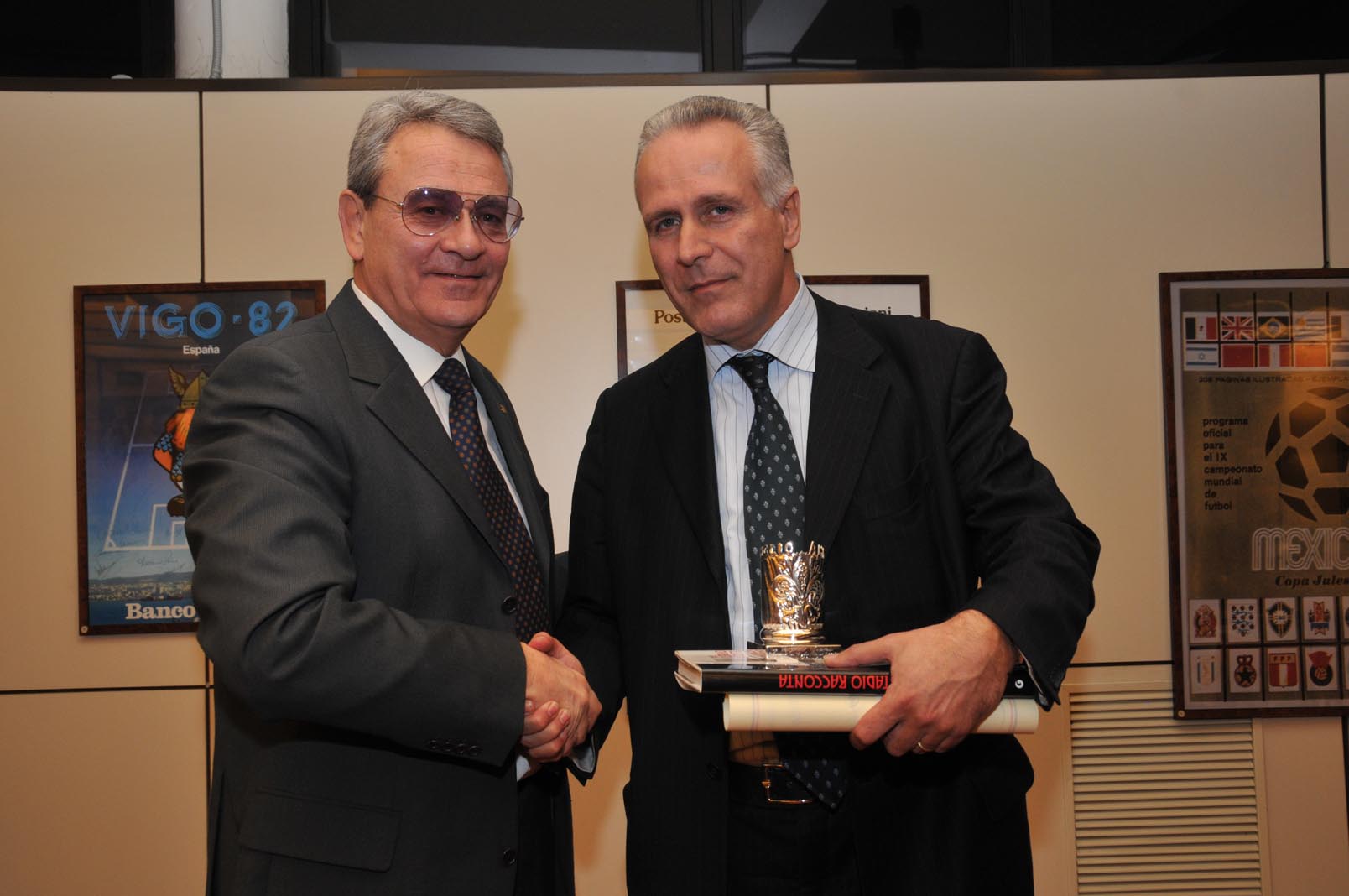 Il Presidente di Giglio Amico consegna il premio  "Amico di Giglio Amico" ad Eugenio Giani